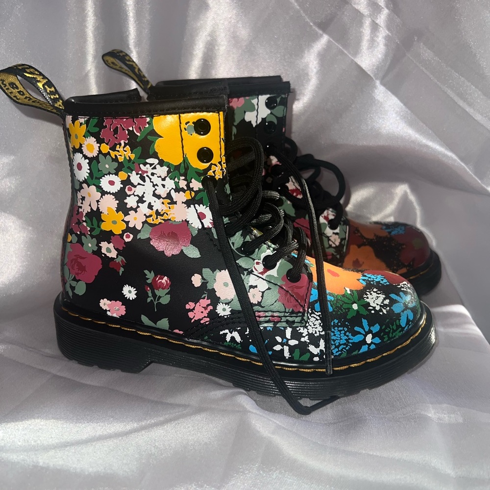 DR. MARTENS 1460 WANDERFLORA BOOTS